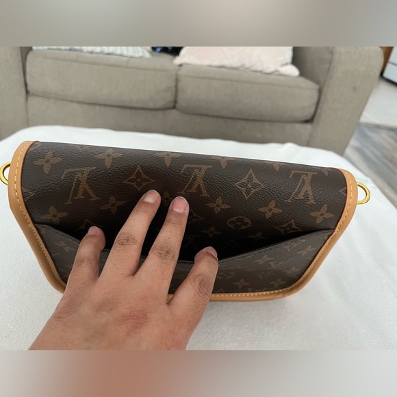 Monogram 👜 comes with 2 straps💖 - Picture 9 of 13